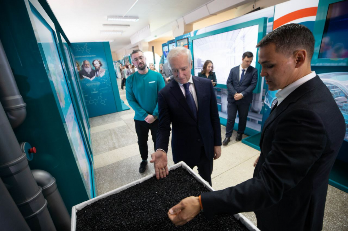 Владимир Мазур: В Томском политехе открылась выставка «Дом полимеров», организованная «СИБУРом» и «Томскнефтехимом»