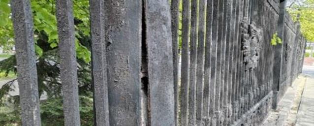 В Воронеже вандалы разбирают чугунную ограду Первомайского сада
