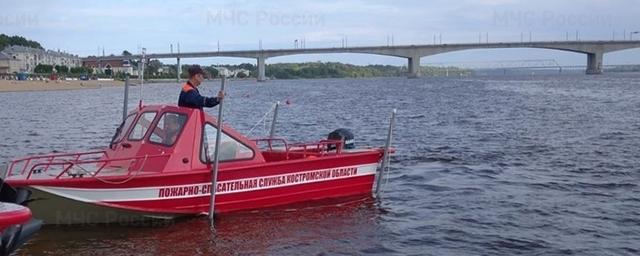 В Костроме спасатели передали полиции мужчину, на спор пытавшемуся переплыть Волгу