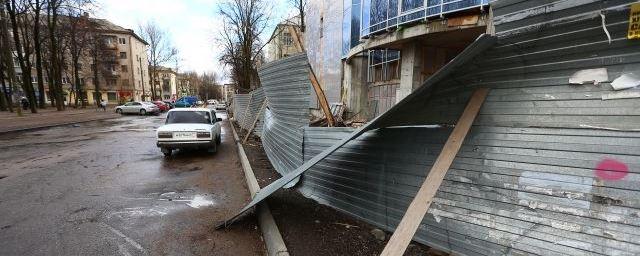 В Барнауле устраняют последствия штормового ветра