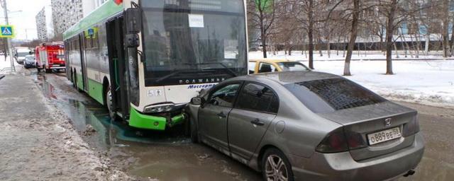 На юге Москвы произошло лобовое столкновение иномарки и автобуса