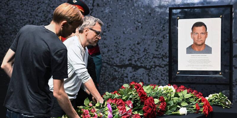 Погибшего в Горловке оператора НТВ Валерия Кожина похоронили в Тверской области