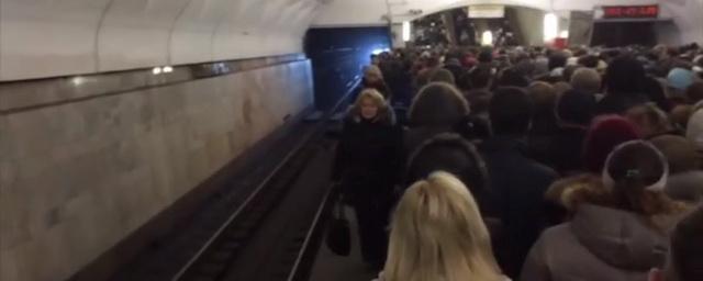 На станции метро «Тульская» из-за закрытого вестибюля возник коллапс