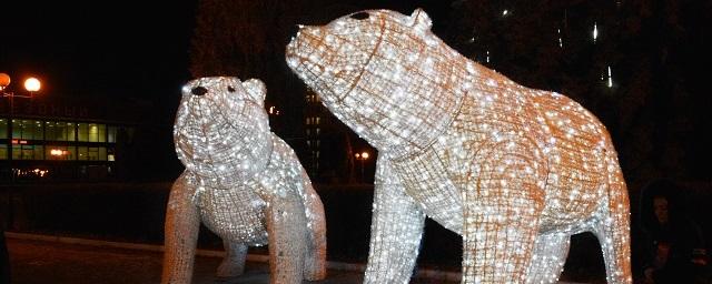 В Липецке вандалы разорвали гирлянды на светящемся медведе