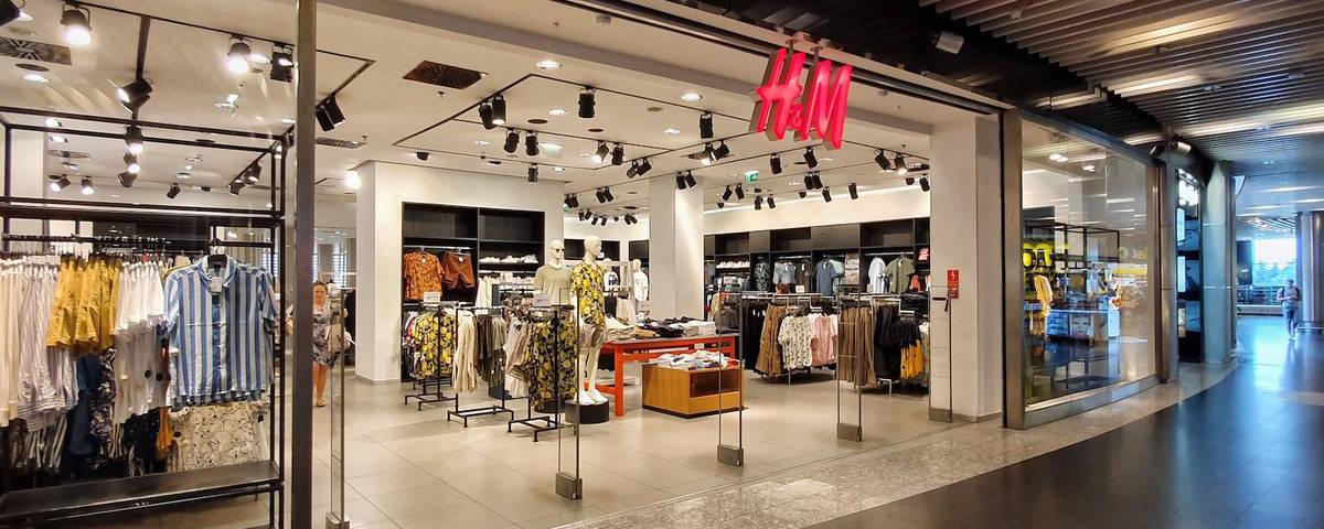 H&M начал поставлять новые коллекции в российские магазины