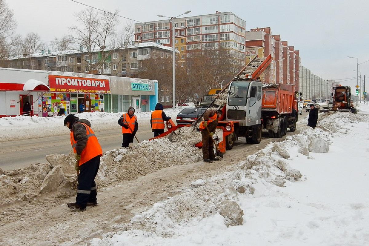 Дорожникам, убирающим снег в Омске, власти подняли зарплату на 15%