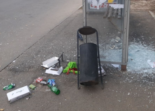 В Ленинском районе Саратова вандалы разбили остановку