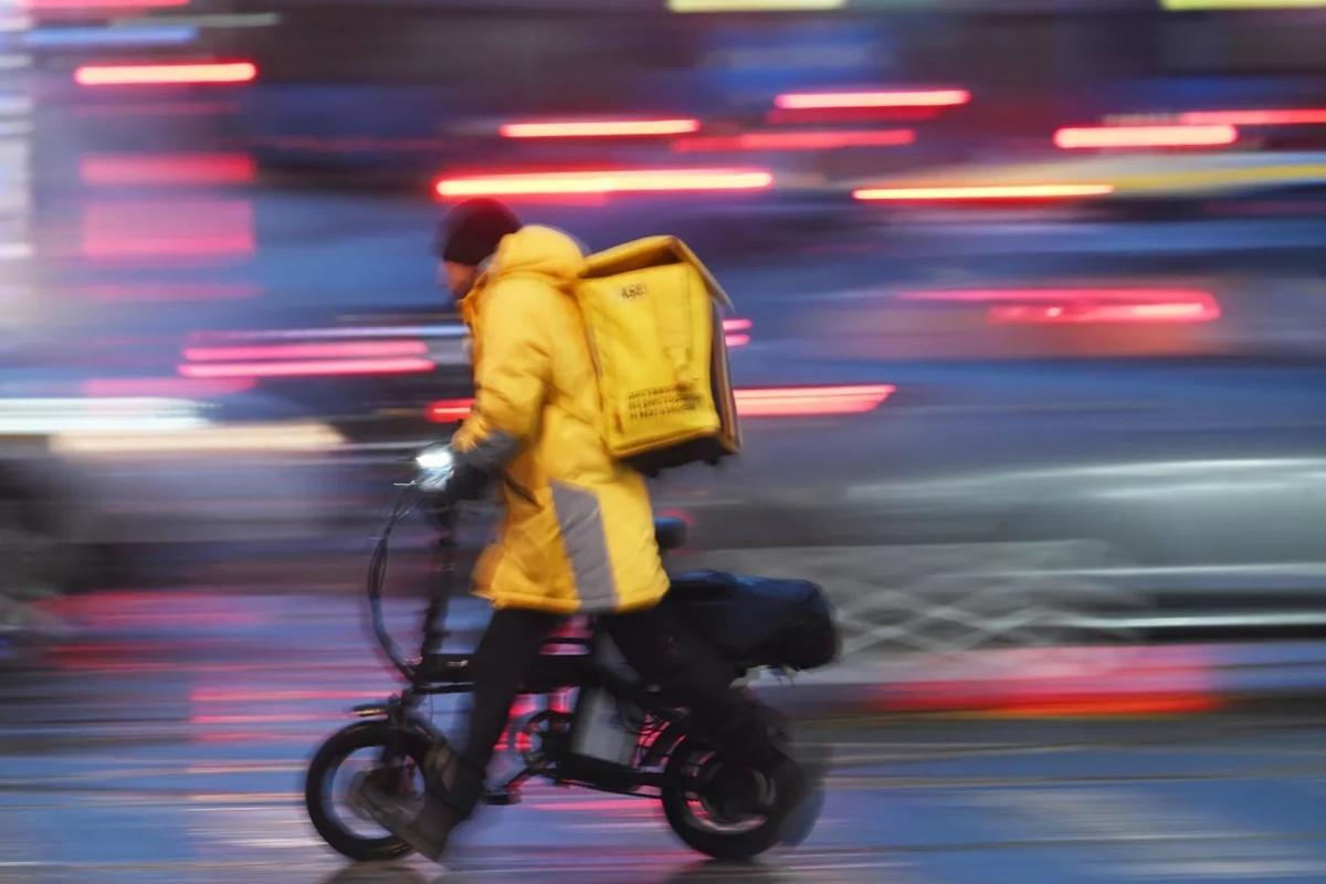 Курьерам в Москве платят больше, чем специалистам с высшим образованием