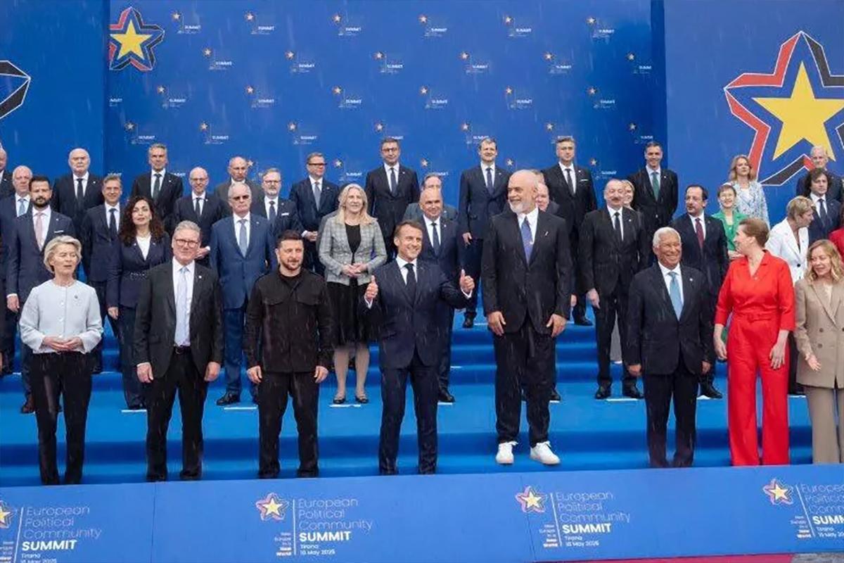 Макрона высмеяли из-за фото на европейском саммите