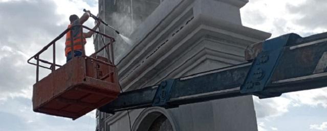 В Челябинске приступили к мытью памятников после зимы