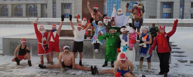 Новосибирцы устроили забег в купальниках в 35-градусный мороз