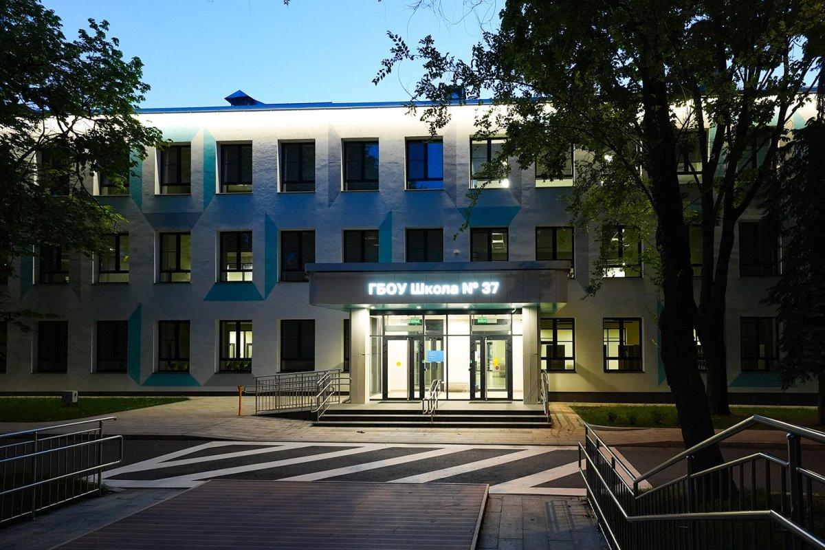 Более 50 зданий московских школ оборудуют архитектурно-художественной подсветкой