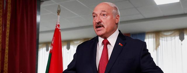 Лукашенко дал совет Макрону заняться внутренними делами Франции