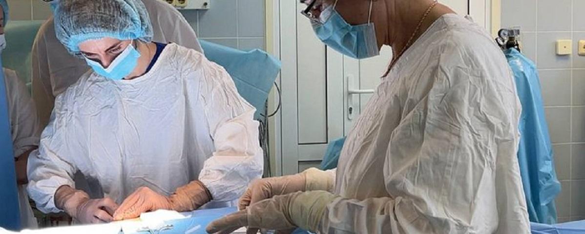 Иркутские хирурги впервые вмонтировали детям беспроводные кардиомониторы, операции прошли успешно