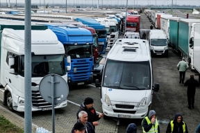 На границе с Украиной польские фермеры высыпали зерно из украинских грузовиков