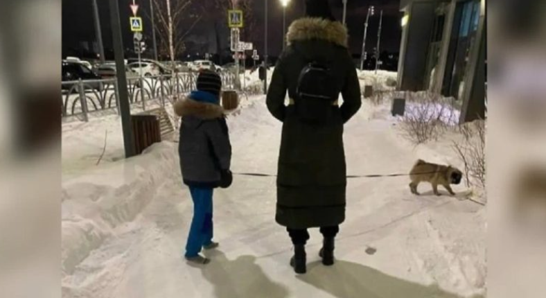 Жительница Екатеринбурга, которая заставляла сына гулять в мороз без обуви, заявила, что так воспитывала его