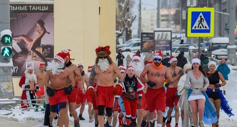 В Екатеринбурге жители в новогодних образах устроили забег