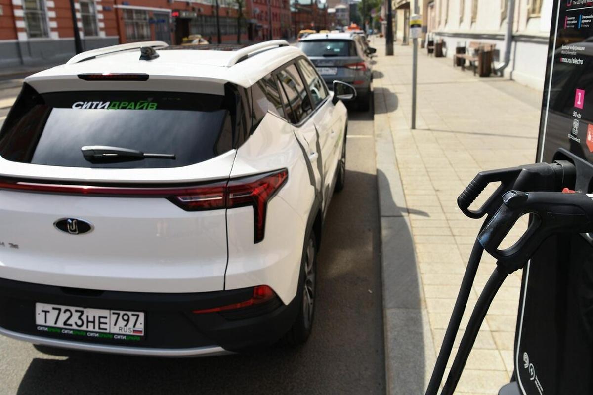 Стало известно, что с начала года в Петербурге зарегистрировано всего 156 электрокаров