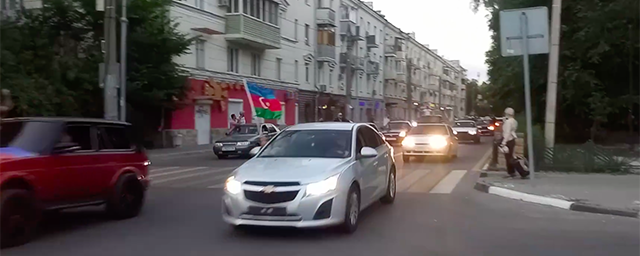 Автоколонна с флагами Азербайджана проехала по главной улице Воронежа