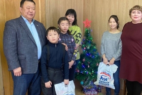 Зампредседателя Заксобрания Иркутской области исполнил желания двух детей, подарив им спортивную форму и наушники
