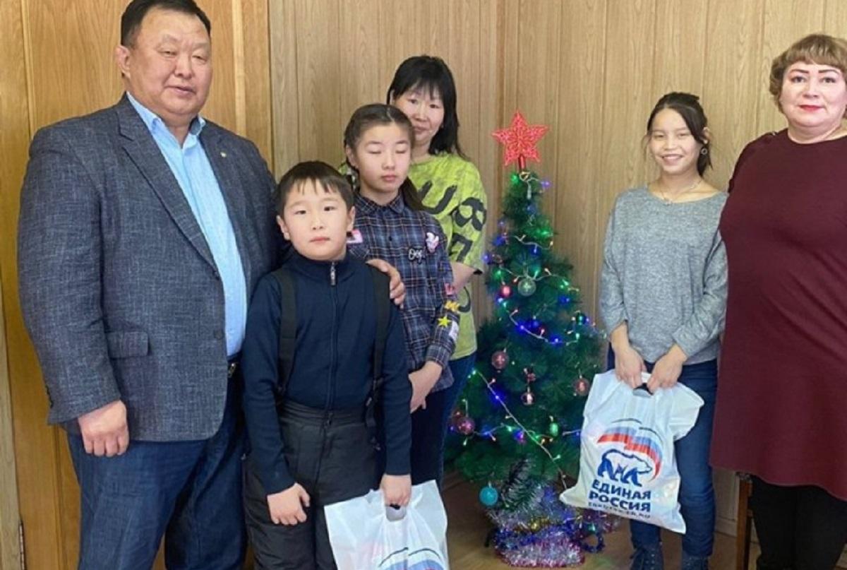 Зампредседателя Заксобрания Иркутской области исполнил желания двух детей, подарив им спортивную форму и наушники