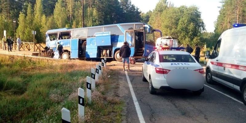 В Ленобласти в ДТП с туристическим автобусом и грузовым составом погиб человек
