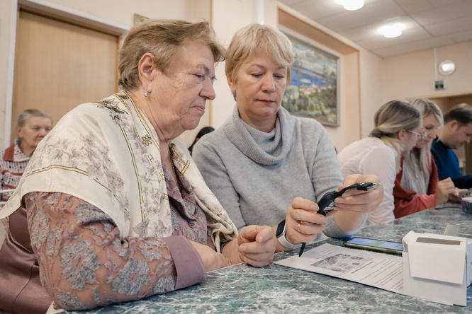 Пожилым нижегородцам раздали браслеты с кнопкой экстренного вызова SOS