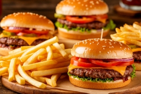 Налог на чипсы и бургеры: россиян хотят лечить рублем от ожирения