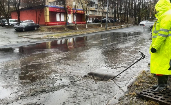 Мэр Владивостока из-за непогоды разрешил школьникам не посещать занятия во вторник