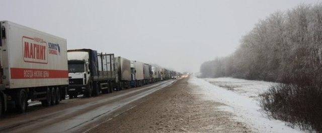 Большегрузному транспорту из-за снегопада запретили въезд в Смоленск