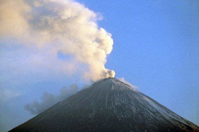 Вулкан Шивелуч на Камчатке продолжает выбрасывать рекордные количества пепла