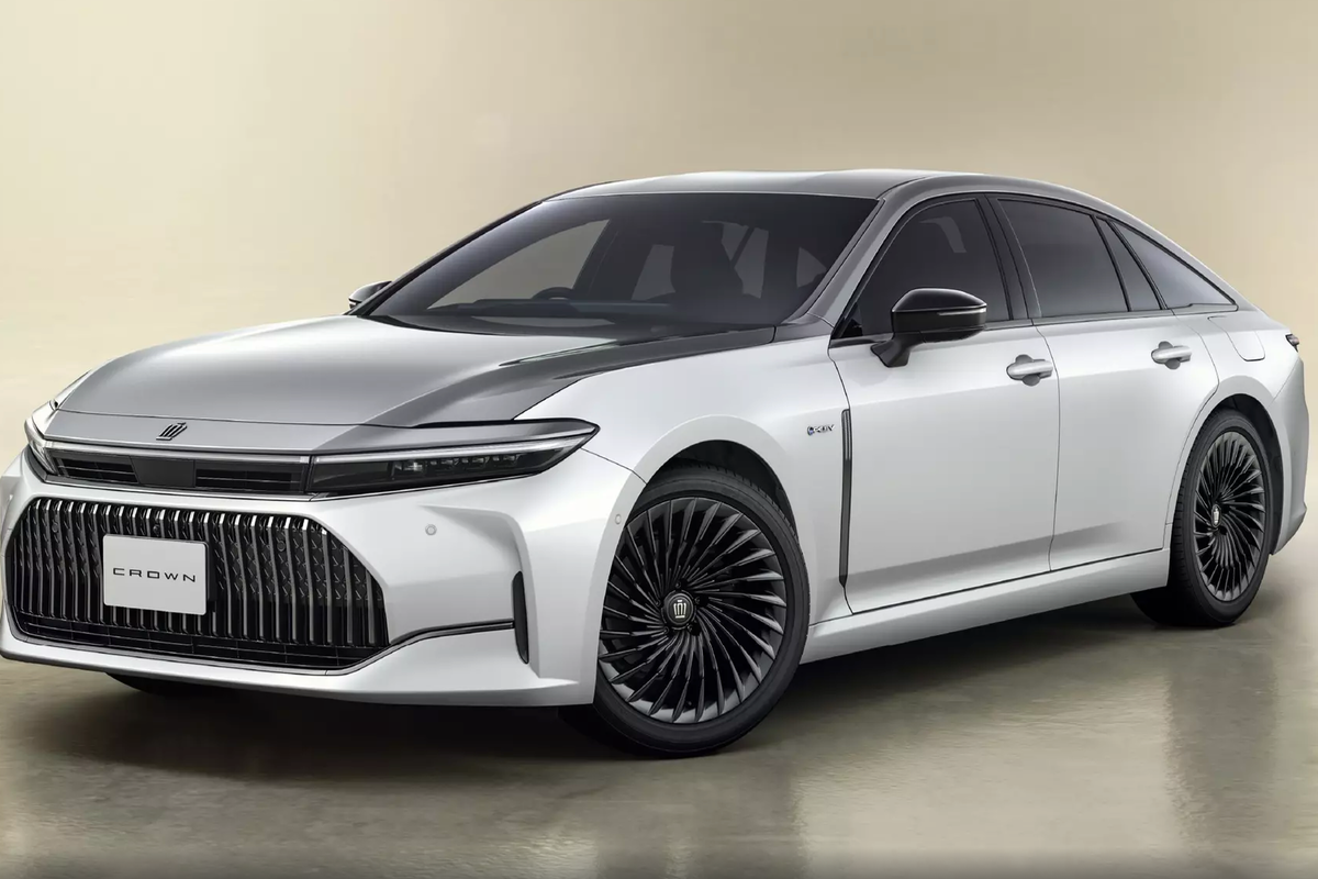 Toyota представила седан Crown, который бросает вызов Maybach