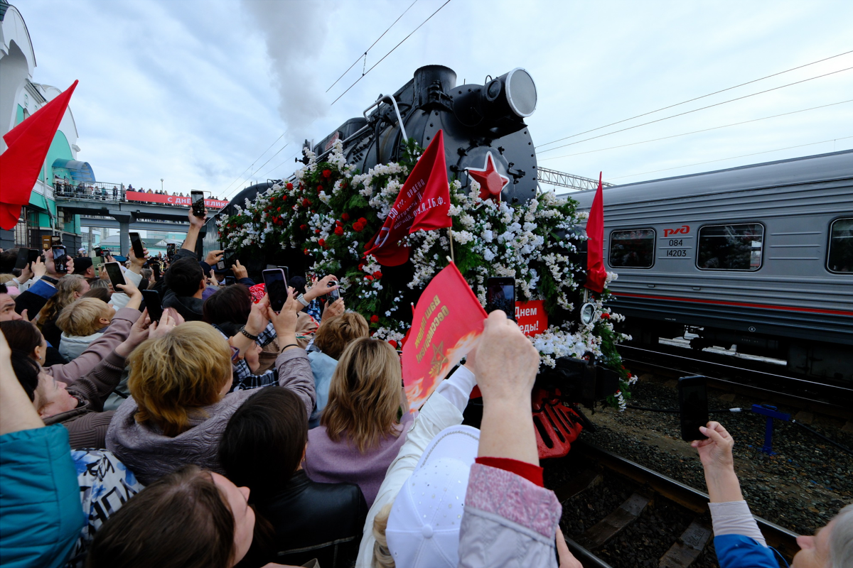 В Новосибирске 7 мая торжественно встретили ретропоезд «Эшелон Победы»