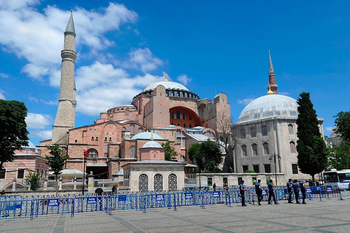 Полиция Турции подозревает в нападении на католическую церковь в Стамбуле граждан РФ и Таджикистана