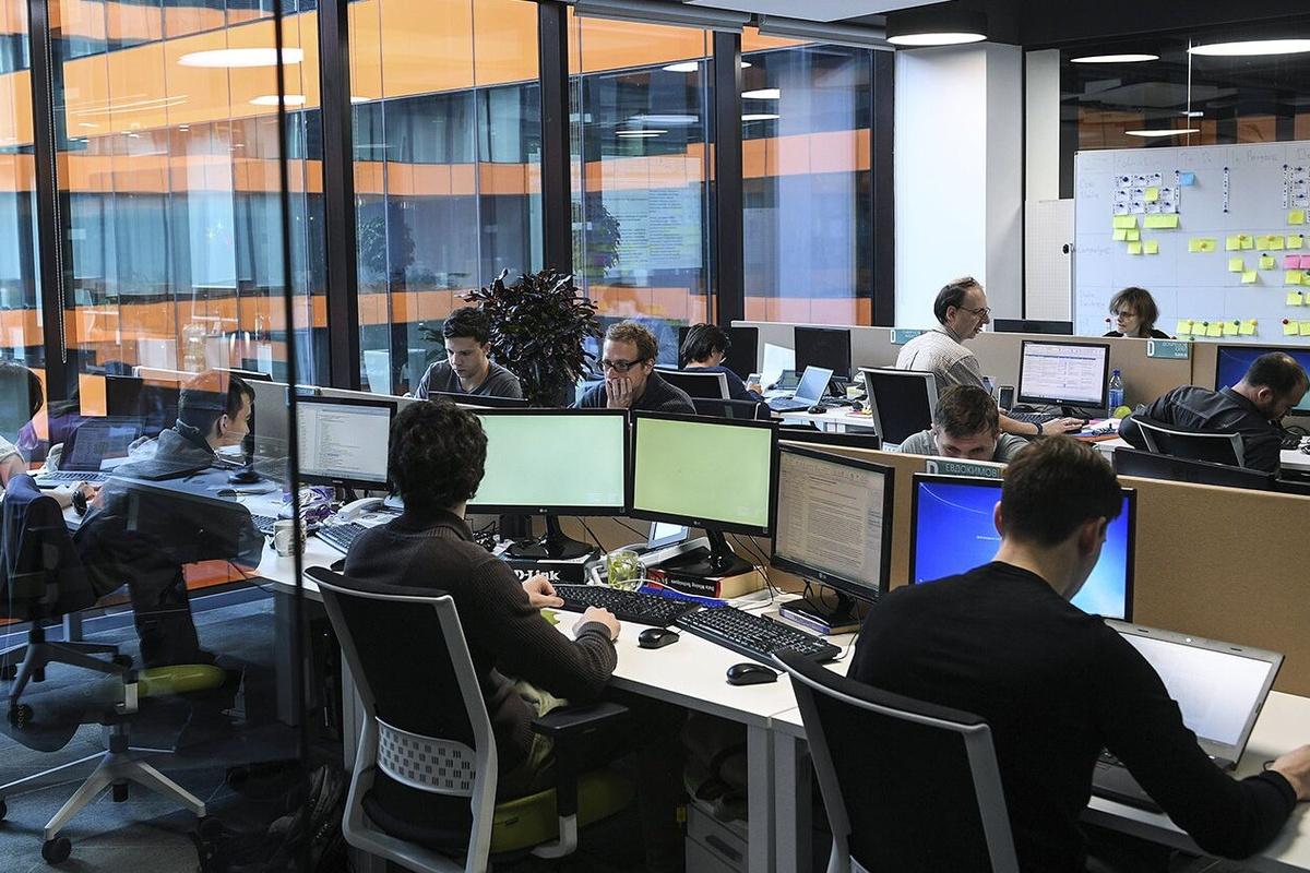 Названы самые высокооплачиваемые офисные должности лета 2025 года