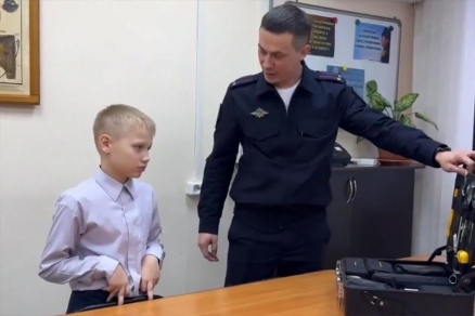 Полицейский Дед Мороз исполнил мечту юного жителя Биробиджана