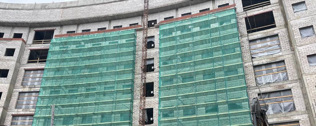 В Красногорске приступили к устройству фасада Московской областной детской больницы