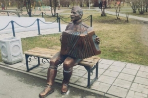Жителям микрорайона «Родники» в Новосибирске после реставрации вернули скульптуру Василия Теркина