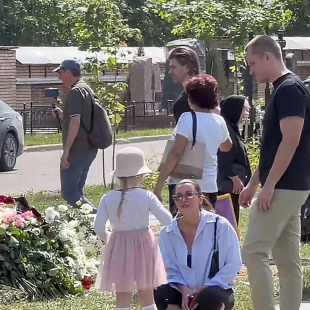 «Положила в подарок маме». С кем 5-летняя дочка Заворотнюк впервые пришла на кладбище