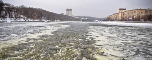 У Шелепихинской набережной из Москвы-реки бьет фонтан желтого цвета