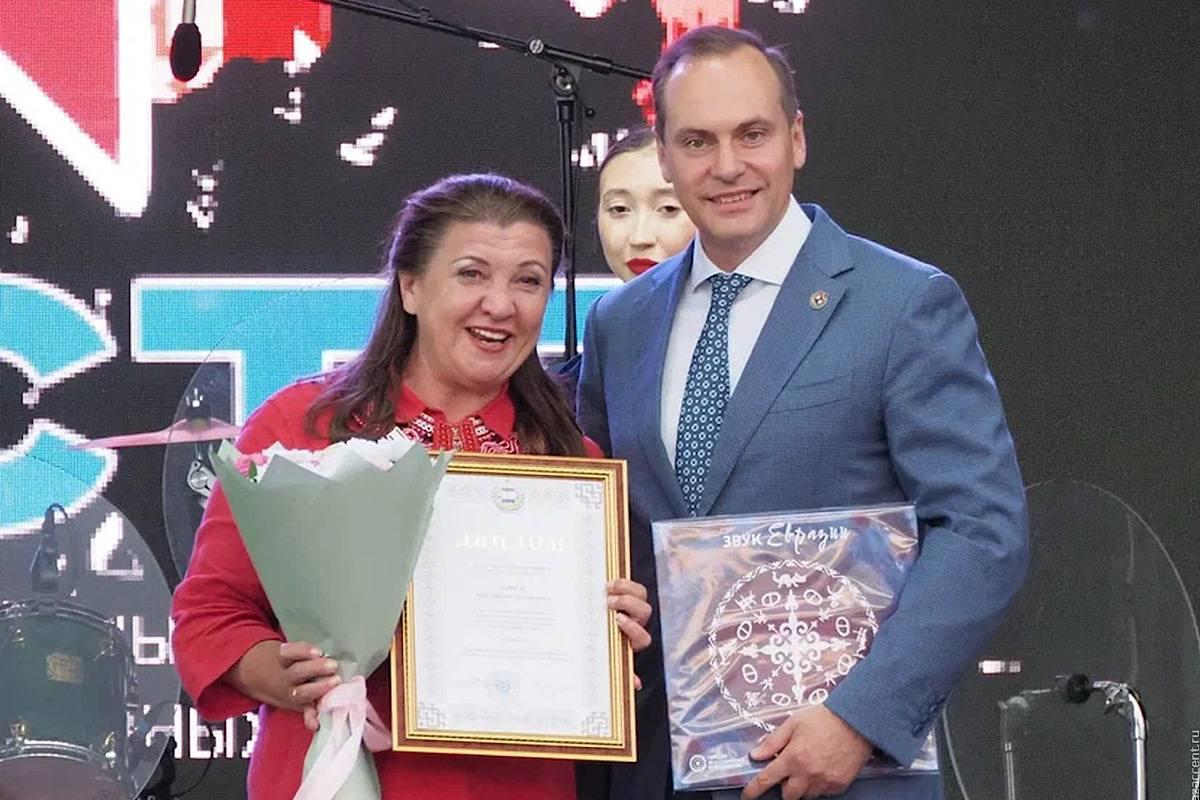 Глава Мордовии Артем Здунов наградил Маргариту Лянге почетным знаком