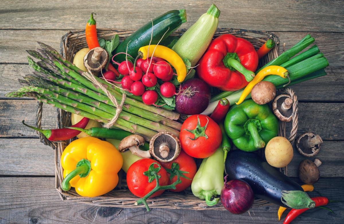В сети назвали 7 сезонных овощей и фруктов, которые нужно покупать в мае