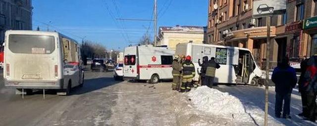 В центре Омска маршрутка столкнулась с пятью автомобилями и врезалась в здание