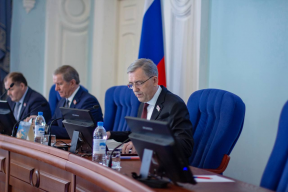 В Заксобрании Омской области поздравили спикера регионального парламента Александра Артемова с днем рождения