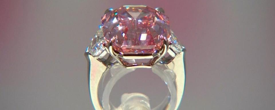 Редкий розовый бриллиант продали на аукционе в Женеве за $50 млн