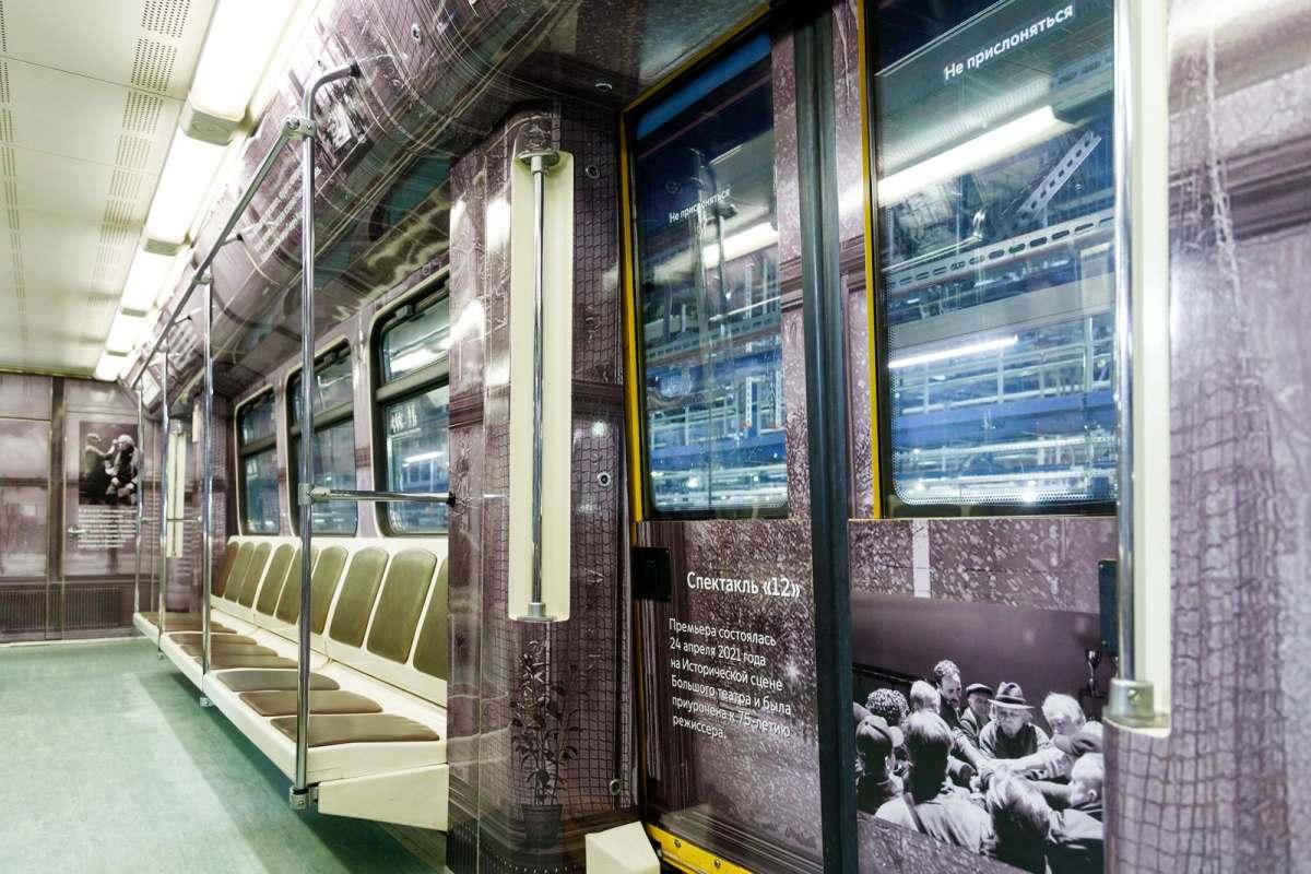 В московском метро вышел на линию тематический поезд, приуроченный к юбилею Никиты Михалкова