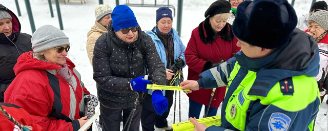 Сотрудники ГАИ посетили секцию скандинавской ходьбы, где занимаются пожилые красногорцы