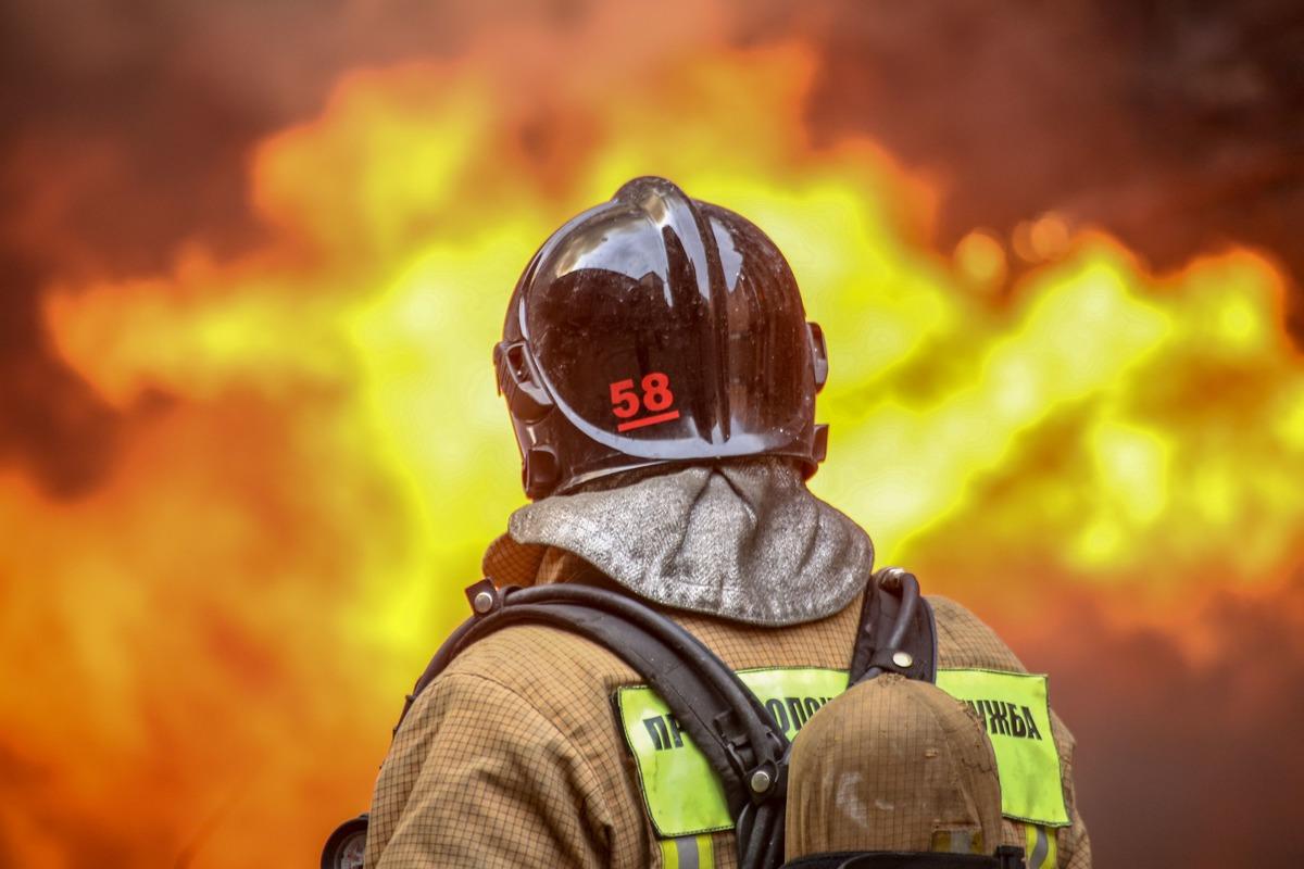Пожарные тушат огонь на стройплощадке в Ростове-на-Дону, охвативший 1000 квадратов метров