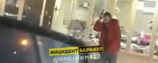 Рядом с ТЦ «Огни» в Барнауле неизвестный устроил стрельбу из пистолета