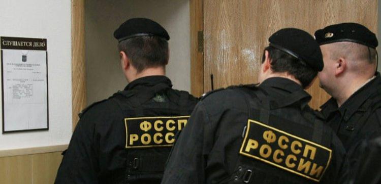 В Петербурге приставы задержали пьяного дебошира с ножом 